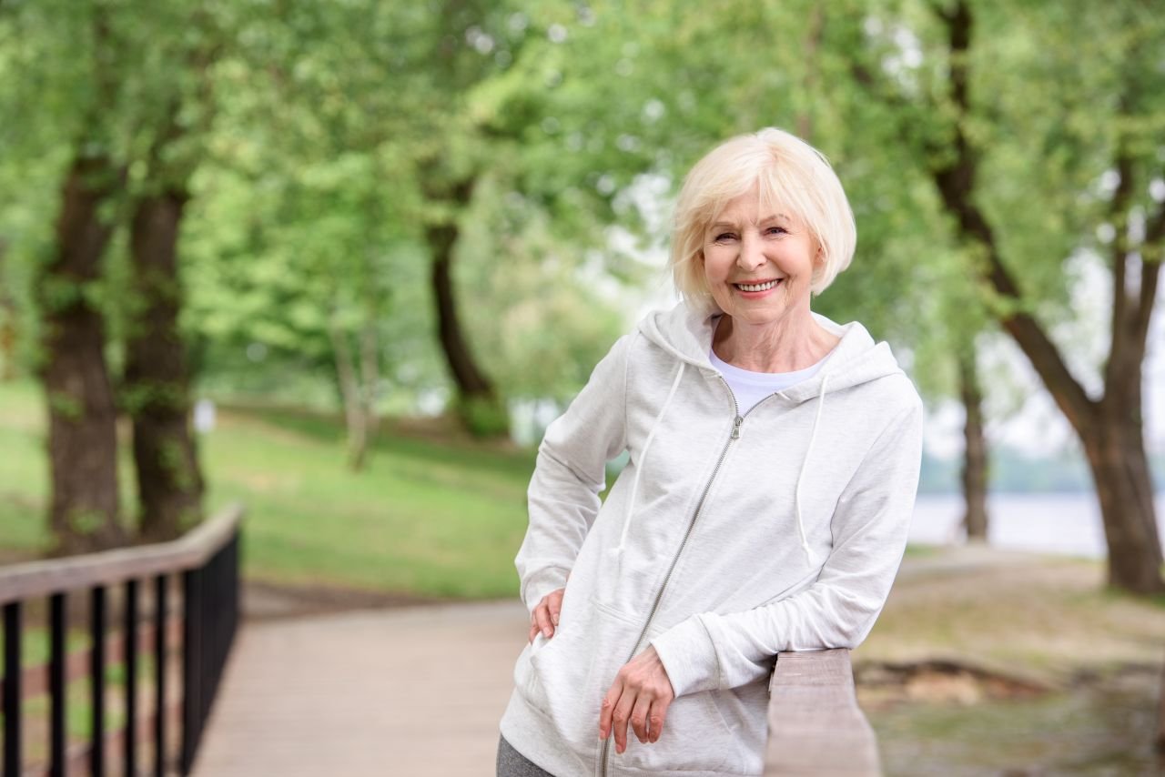 Adult woman over 55 standing ready at outdoor steps showing the self-efficacy and confidence that supports mindset for walking with knee pain.
Filename: mindset-for-walking-with-knee-pain-self-efficacy.jpg